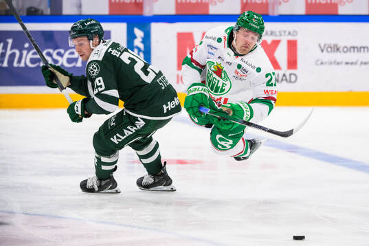 Färjestads Oskar Steen och Rögles Linus Sjödin