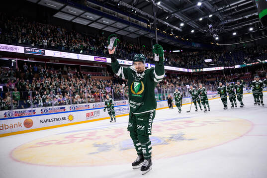 Färjestads David Tomasek jublar