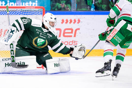 Färjestads målvakt Damian Clara och Rögles Linus Sandin
