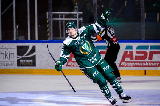 Färjestads David Tomasek jublar