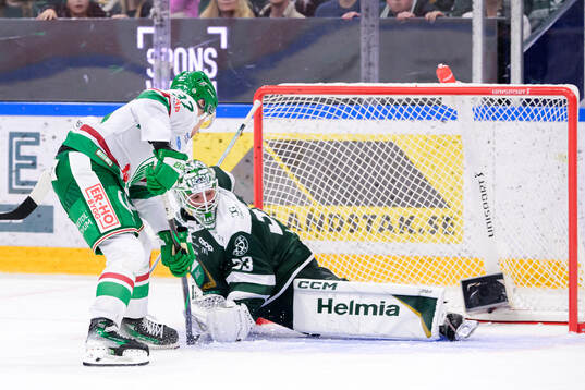 Rögles Albin Sundsvik och Färjestads målvakt Maxime