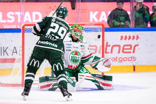 Färjestads Oskar Steen skjuter mål på straff bakom