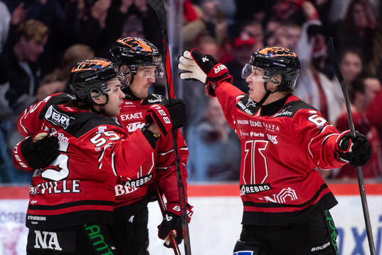 Örebros Robert Leino jublar med lagkamrater