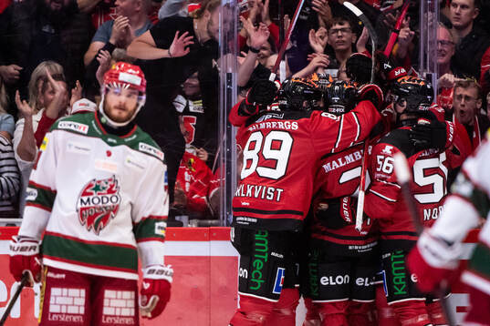 Örebros Gustav Backström jublar med lagkamrater