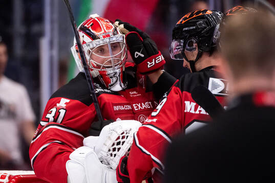 Örebros målvakt Jonas Arntzen jublar