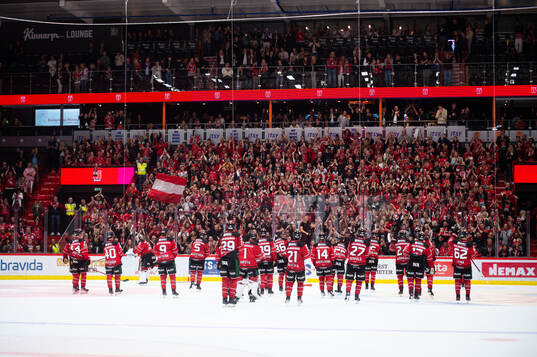 Örebros spelare jublar med supportar