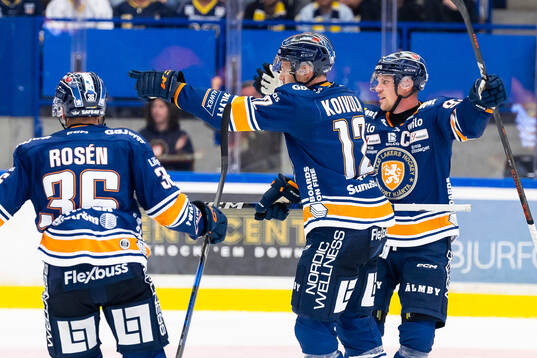Växjös Otto Koivula och Joel Persson jublar