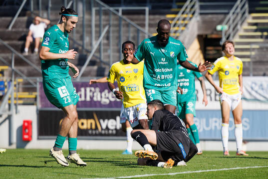 Ljungskiles Mehmet Uzel, Ronald Mukiibi och målvakt Tom Amos