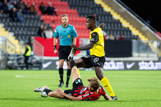Brommapojkarnas Wilmer Odefalk och Mjällbys Manasse Kusu