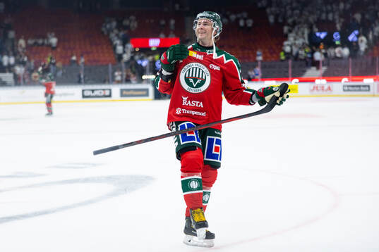 Frölundas Mikael Ruohomaa jublar och tackar publiken