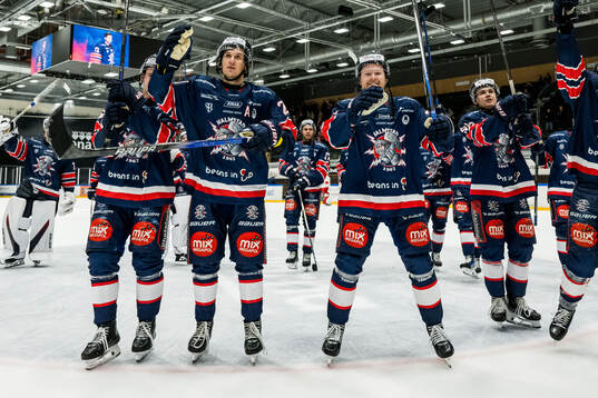 Halmstads Victor Gagic och Tom Johansson jublar