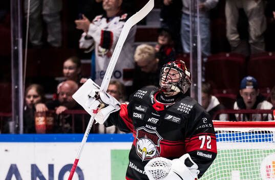 Malmö Redhawks målvakt Daniel Marmenlind jublar