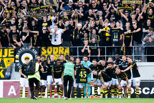 AIKs spelare jublar och håller upp Taha Ayari tröja