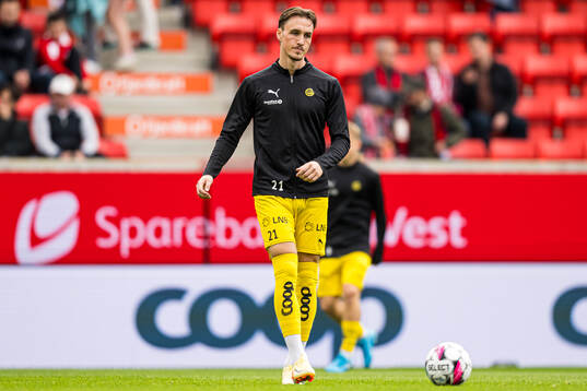 Andreas Helmersen of Bodø/Glimt warms up