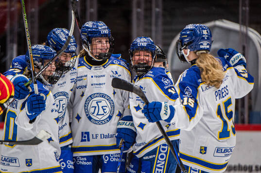 Leksands Shay Maloney jublar med lagkamrater