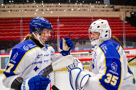 Leksands Shay Maloney och målvakt Emma Polusny jublar