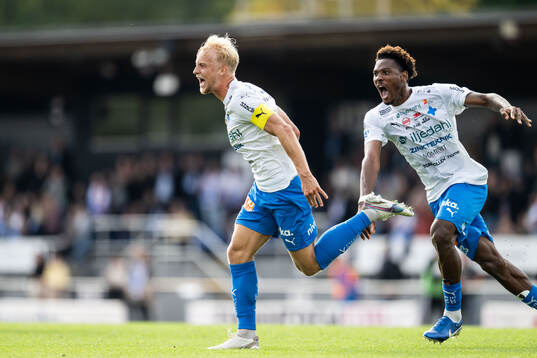 Värnamos Victor Larsson och Samuel Kotto jublar efter 2-0