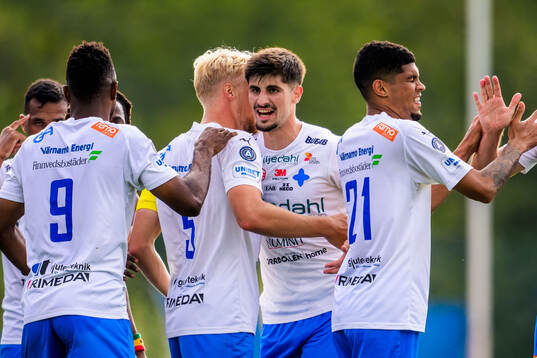 Värnamos Victor Larsson, Emin Grozdanic och Luke Le Roux jublar efter 2-0