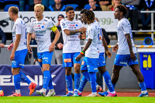 Värnamos Luke Le Roux jublar efter 1-0
