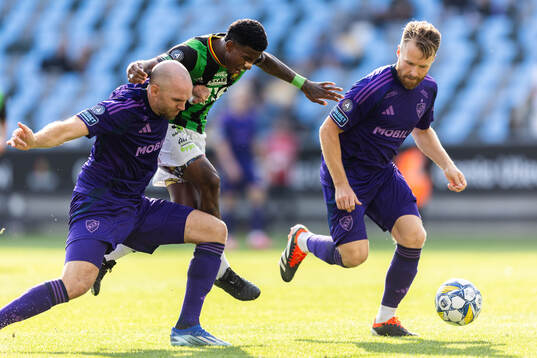 Djurgårdens Marcus Danielson och Jacob Larsson mot GAIS Chovanie Shakur Amatkarijo