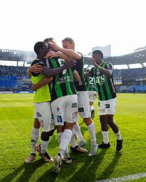 GAIS Gustav Lundgren jublar ihop med lagkamrater efter 2-0