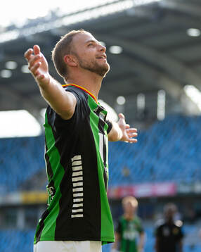 GAIS Gustav Lundgren jublar och sjunger framför klacken