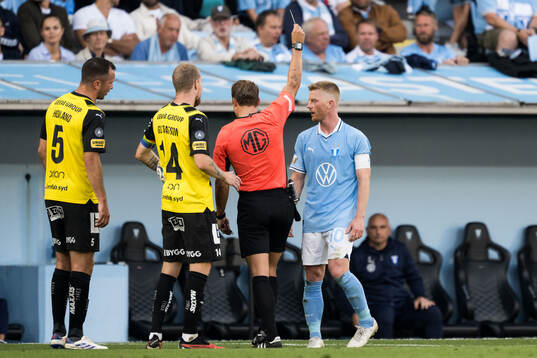 Malmö FFs Anders Christiansentilldelas gult kort av Domare Kristoffer Karlsson 
