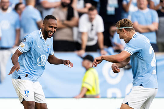 Malmö FFs Isaac Kiese Thelin och Erik Botheim jublar efter 3-0