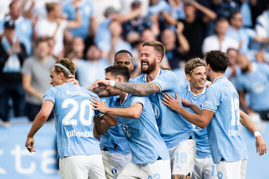 Malmö FFs Erik Botheim jublar med Lasse Berg Johnsen och Pontus Jansson efter 4-0