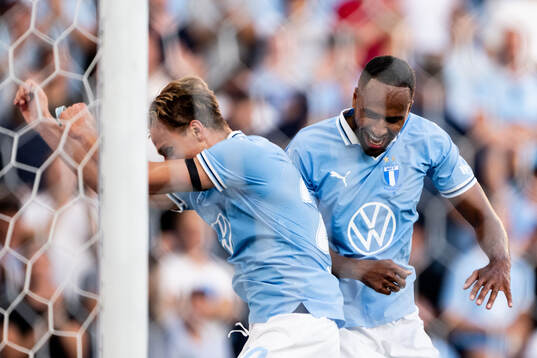 Malmö FFs Erik Botheim jublar med Isaac Kiese Thelin efter 4-0