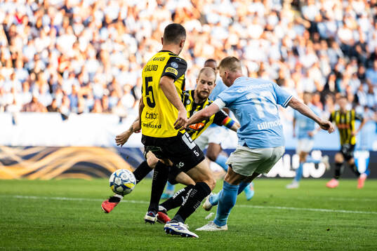 Malmö FFs Anders Christiansen skjuter in 2-0 målet
