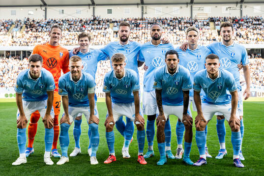 Malmö FFs startelva ställer upp för en lagbild