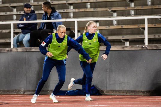 Djurgårdens Sara Lilja Vidlund värmer upp vid sidan av planen