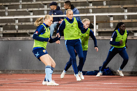 Djurgårdens Sara Lilja Vidlund värmer upp vid sidan av planen