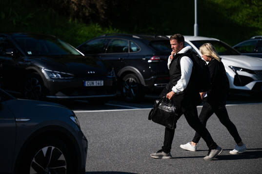 Tränare Pål Arne Johansen går bredvid pressansvarig Linn