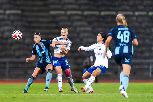 Djurgårdens Pauline Hammarlund och IFK Norrköpings Freja