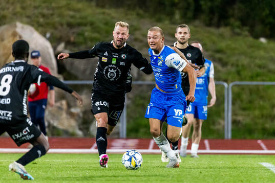 Örebros Sebastian Crona och IK Oddevolds Olle Kjellman