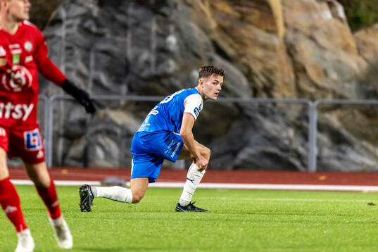 IK Oddevolds Gustav Forssell liggandes efter tackling