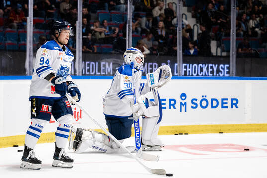 Karlskogas Henrik Larsson och målvakt Samuel Jonsson