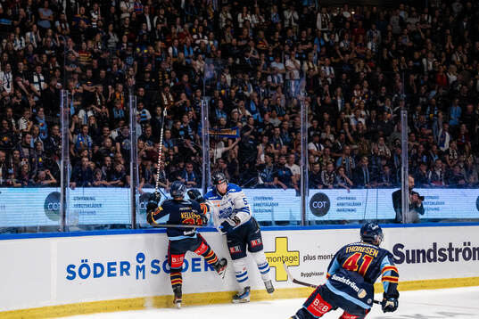 Djurgårdens Tyler Kelleher och Karlskogas Johan Motin