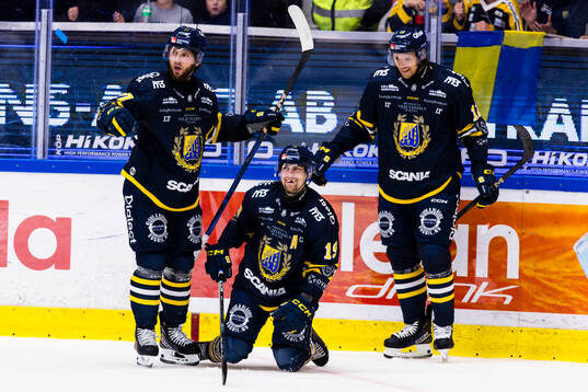 Södertäljes Hampus Harlestam (m) jublar med lagkamrater