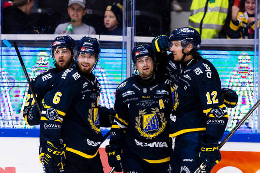 Södertäljes Hampus Harlestam (m) jublar med lagkamrater