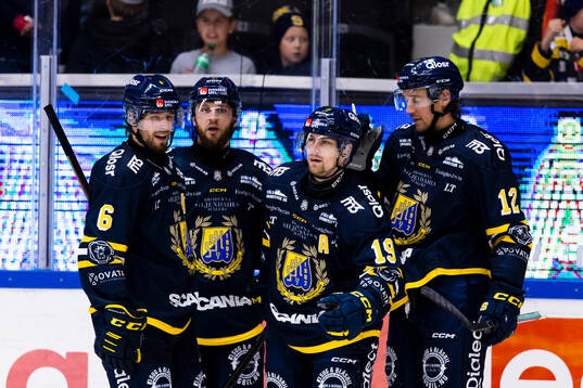 Södertäljes Hampus Harlestam (m) jublar med lagkamrater