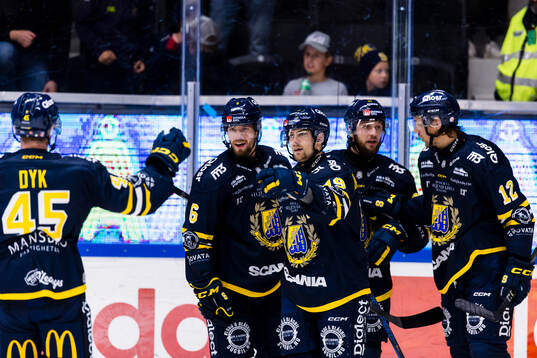 Södertäljes Hampus Harlestam (m) jublar med lagkamrater