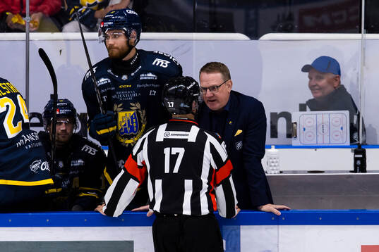 Södertäljes tränare Magnus Bogren diskuterar ett