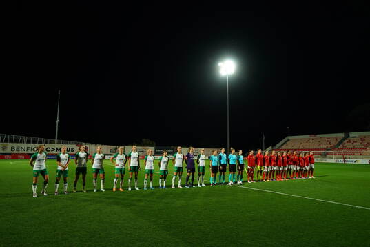 The teams line up ahead of the UEFA Women's Champions League football match between Benfica and Hammarby on September 25, 2024 in Lissabon. 
