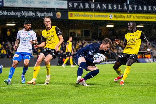 Mjällbys Alexander Johansson och Abdoulie Manneh mot Värnamos Luke Le Roux och målvakt Viktor Andersson
