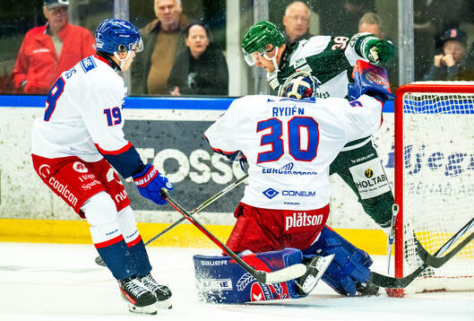 Tingsryds Teemu Tallberg kör på Oskarshamns Tomas Rydén