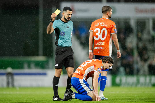IFK Göteborgs Kolbeinn Thordarson får en varning av Domare Mohammed Al-Hakim