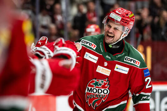 MoDos Måns Carlsson jublar